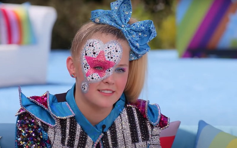 JoJo Siwa se abre sobre haters que a atacam na porta de casa e revela
