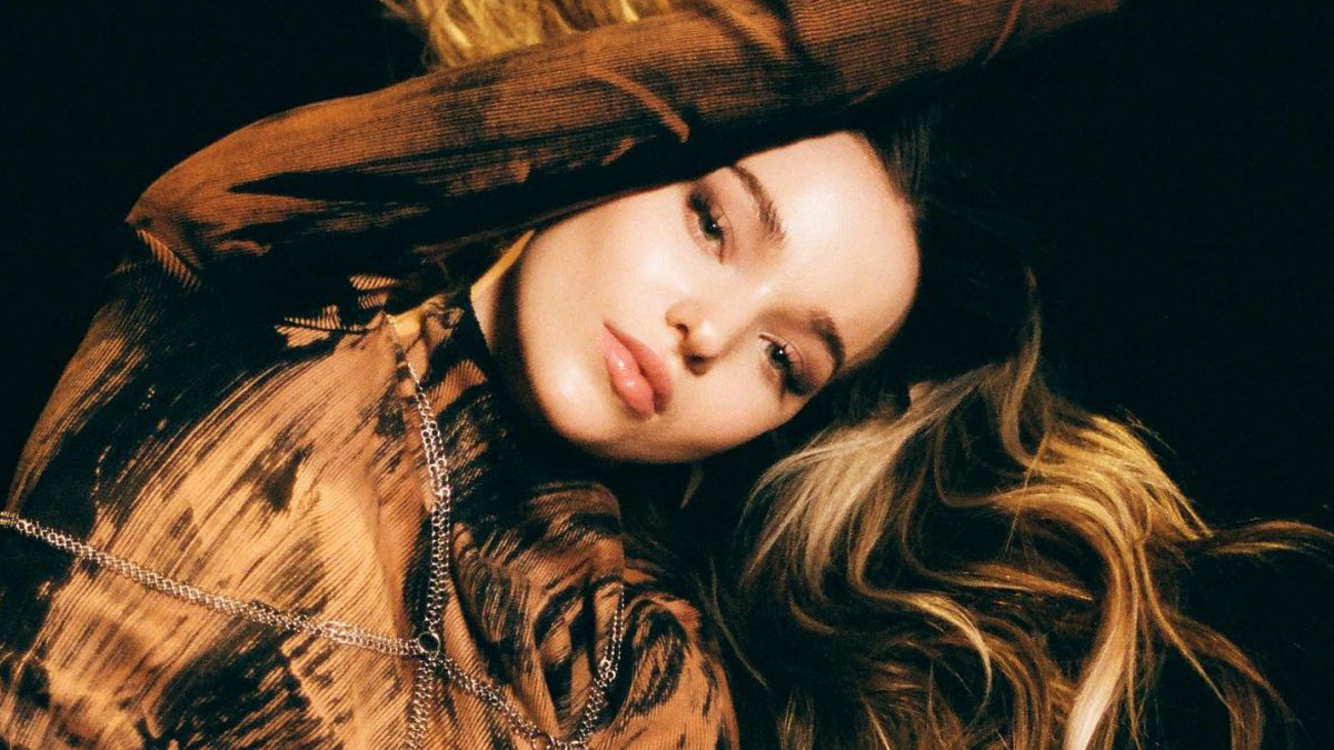 Dove Cameron revela que tinha medo de se assumir: "Sentia que as pessoas não acreditariam em mim"