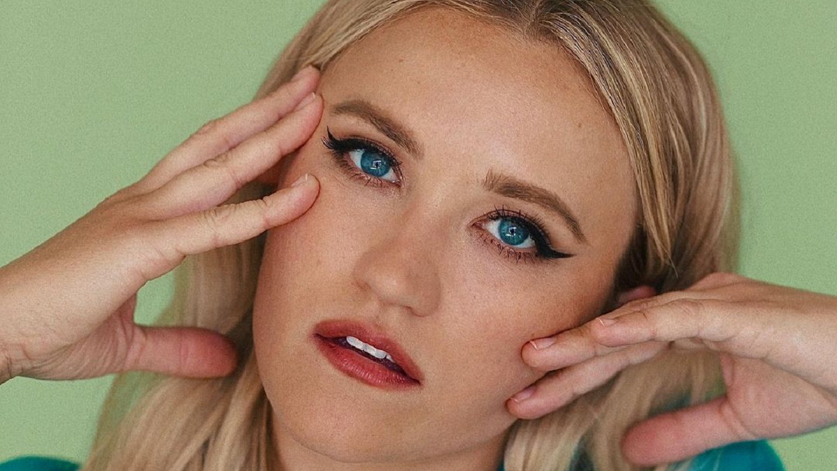 Emily Osment reencontra estrela do Disney Channel