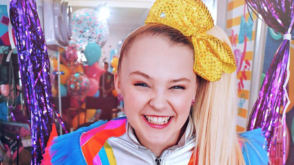 JoJo Siwa fala sobre deixar seus laços de cabelo para trás e mudar o visual