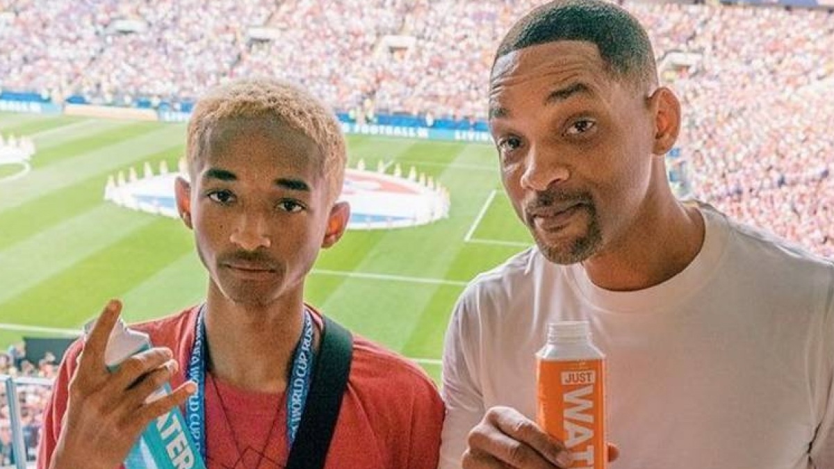 Will Smith faz edição bizarra no rosto de Jaden numa foto de família