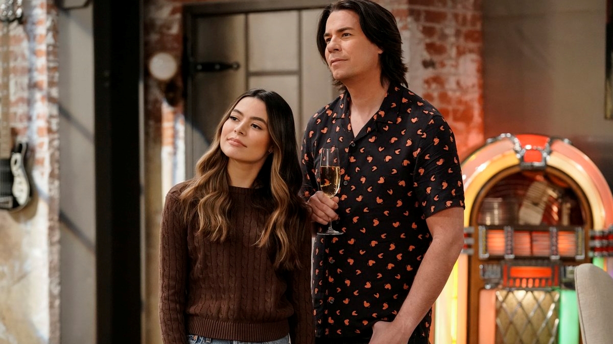 iCarly: Miranda Cosgrove mostra um do seus momentos favoritos nos bastidores revival e você vai morrer de rir!