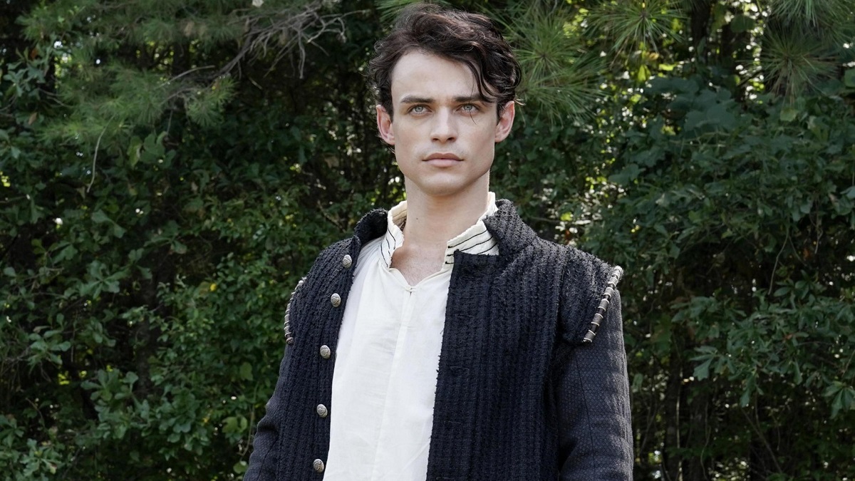 Thomas Doherty faz primeira aparição em publíco com sua nova namorada