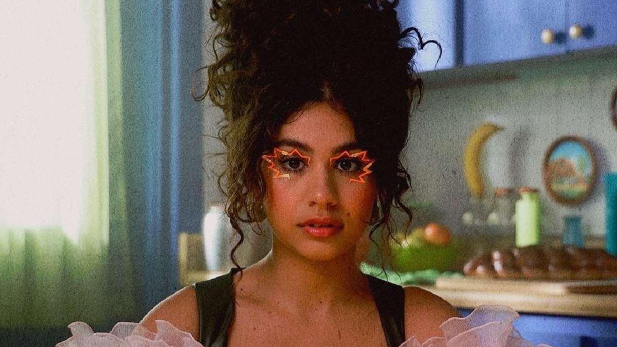 Alessia Cara lança clipe surpreendente para o single 'Sweet Dream'