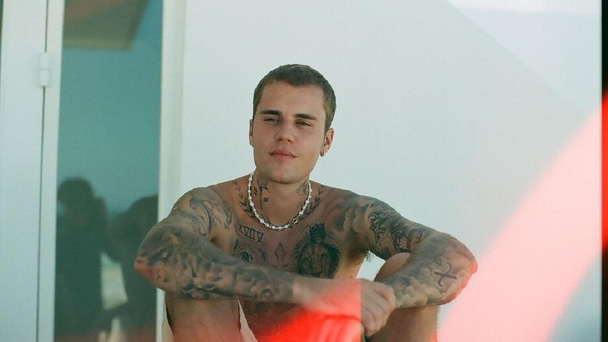 Justin Bieber chora durante depoimento emocionante em evento