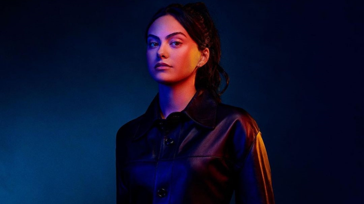 Você precisa ver a Camila Mendes desejando parabéns para sua avó em português