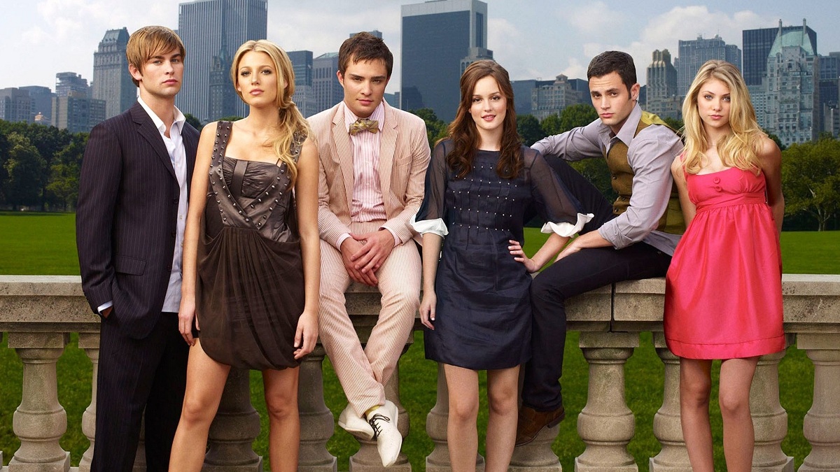 Criador de 'Gossip Girl' revela quem seria a Garota do Blog em série original