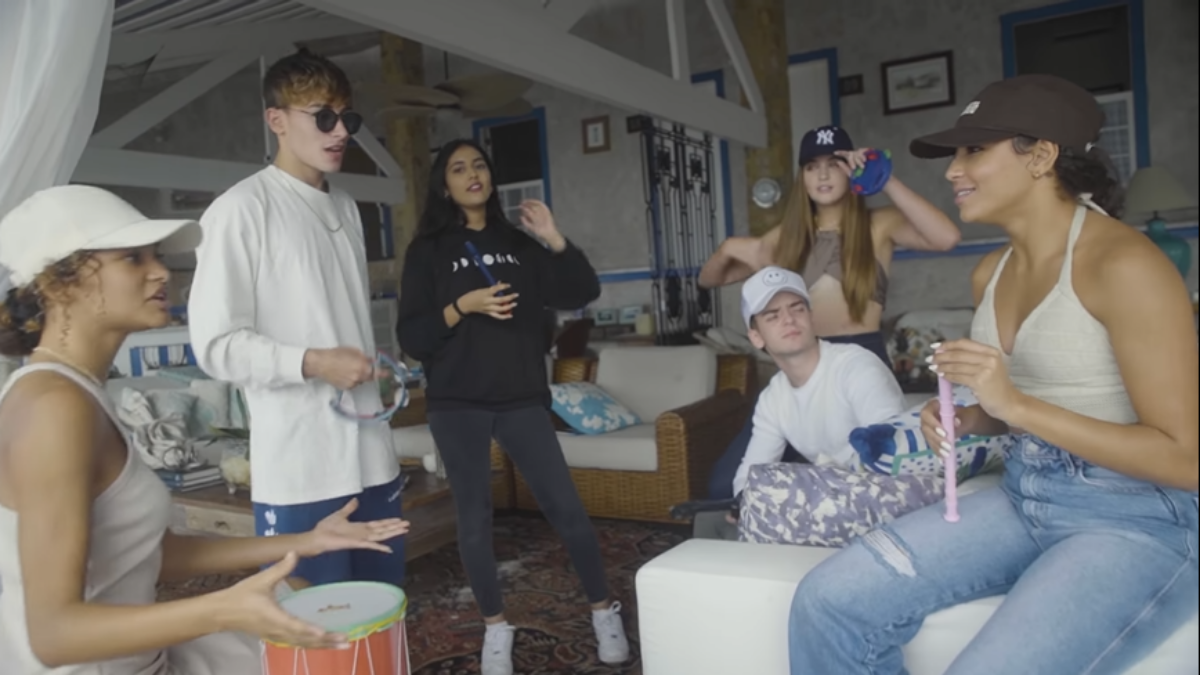 Now United mostra todo seu talento musical ao tocar instrumentos infantis; assista