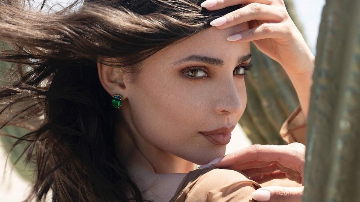 Sofia Carson entrega coreografias poderosas no deserto em clipe de 'He Loves Me, But...'