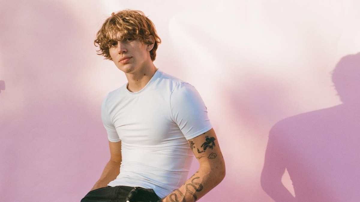 Fãs de Vinnie Hacker ficam confusos depois de outdoor bizarro do tiktoker aparecer em Los Angeles; vem ver