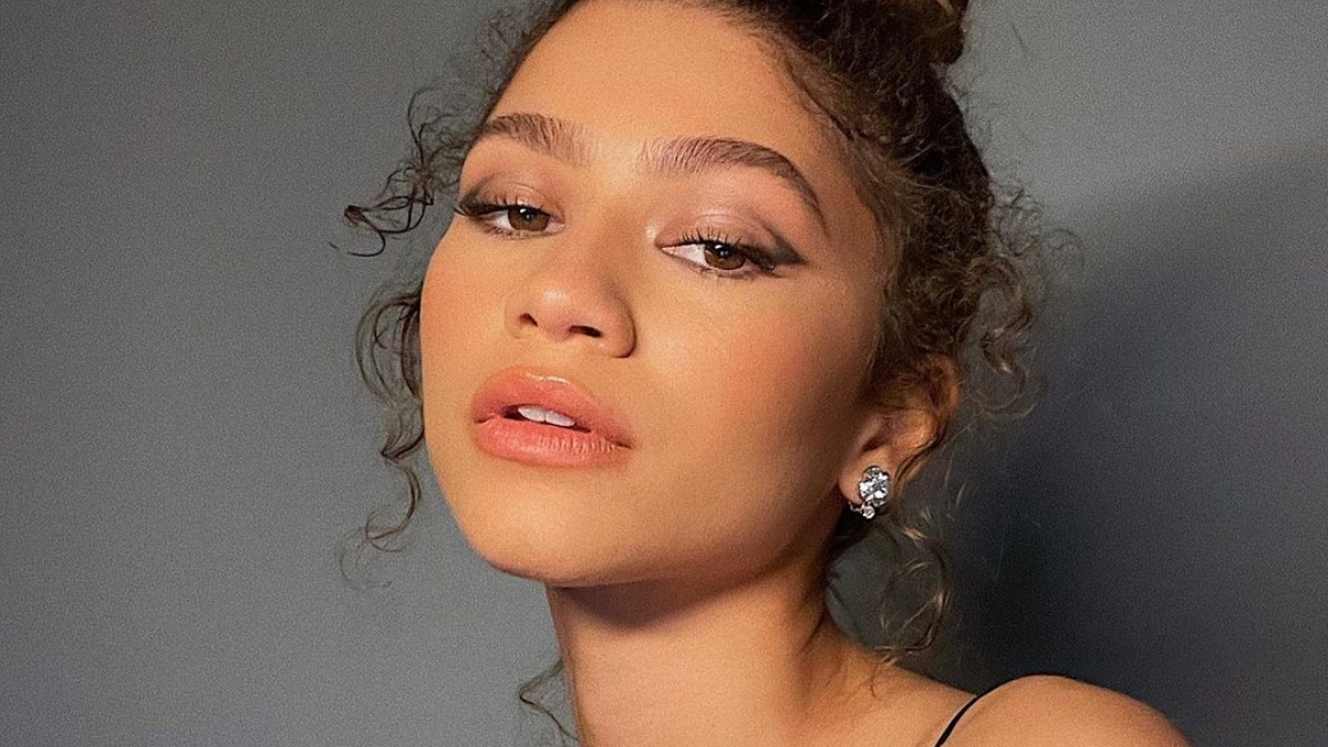 Você sabe porque Zendaya continua fazendo papeis adolescentes? Vem ver