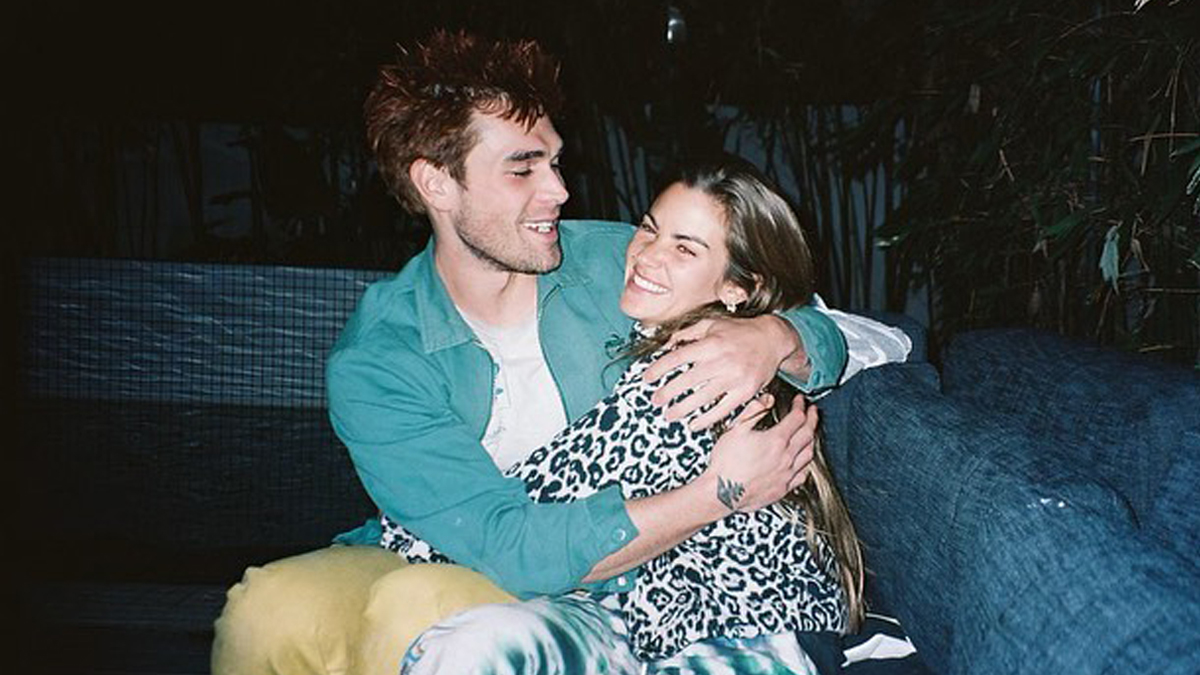 Nasce filho de KJ Apa com Clara Berry e você vai morrer de amores pela primeira foto do bebê; vem ver e descobrir o nome