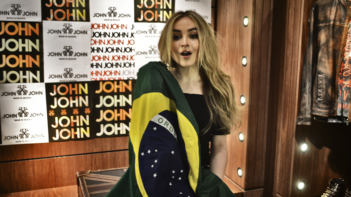 Sabrina Carpenter relembra sua primeira vez no Brasil: "Eu estava tipo, 'Ah, ninguém vai me conhecer'"