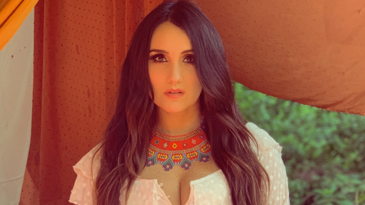 Dulce María celebra a vida de seus ancestrais no videoclipe de 'Origen', seu novo single