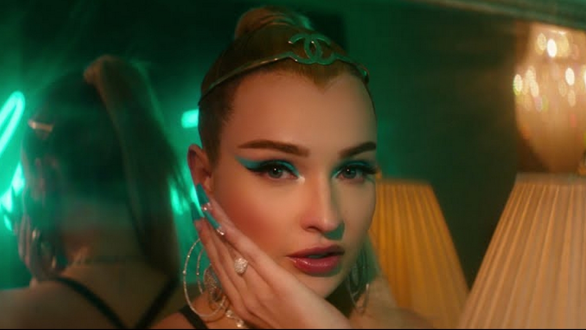 Kim Petras promove festa durante o fim do mundo em seu novo clipe, 'Future Starts Now'; assista
