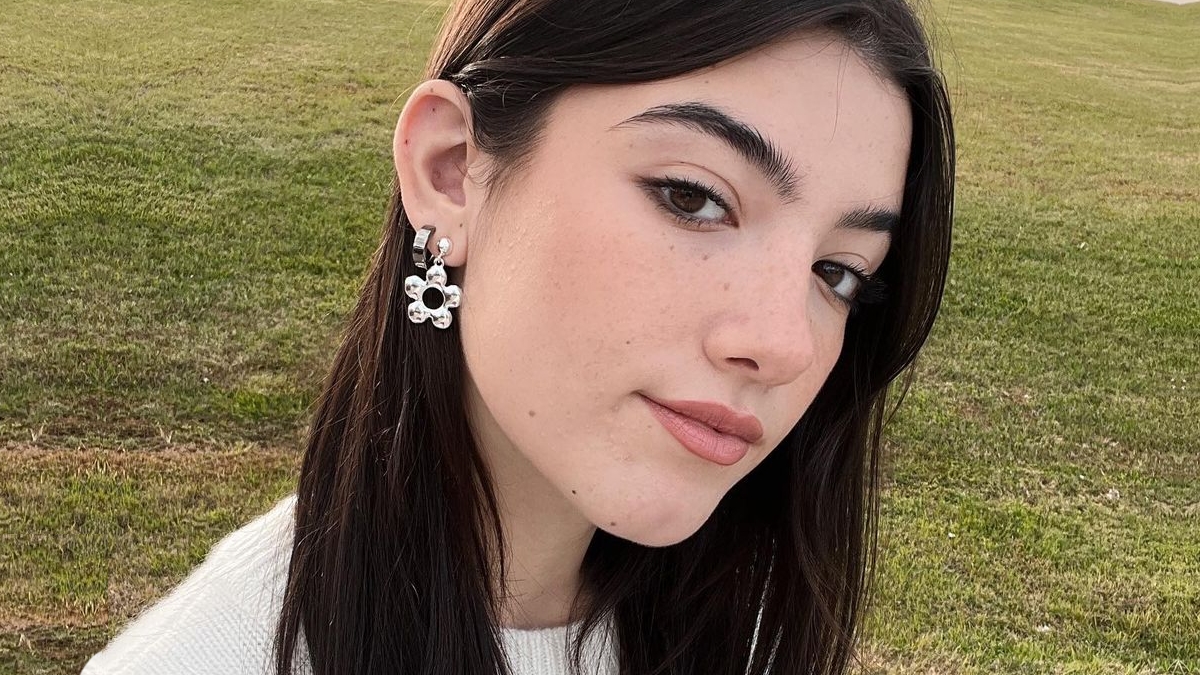 Charli D'Amelio está prestes a deixar de ser a pessoa mais seguida do TikTok; saiba mais