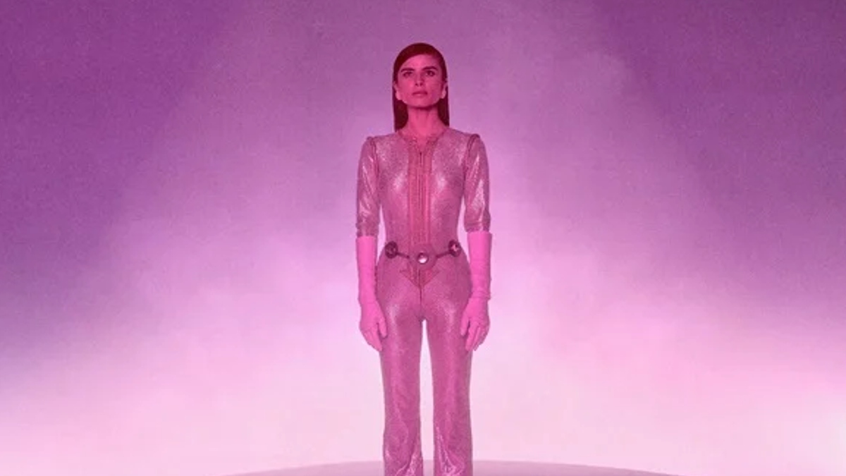 Giulia Be aterriza na estética alienígena e interplanetária para compor seu primeiro álbum, "DISCO VOADOR"