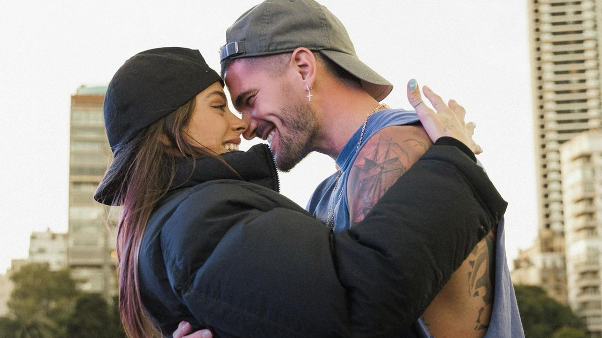 Tini e Rodrigo de Paul são surpreendidos por fãs em shopping de Buenos Aires; confira
