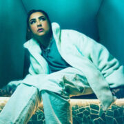 Bibi Tatto quer deixar os jogos de interesse de lado em sua nova música 'Várias Opções'