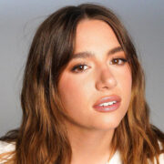 Kenzie fala sobre trabalhar com a irmã Maddie Ziegler, término de relacionamento e possível data de lançamento do novo álbum (EXCLUSIVO)